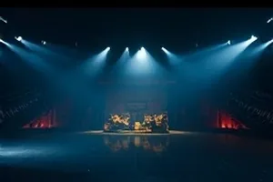 《长夜列车》封面，夜色中的列车车窗透出一排暖黄灯光