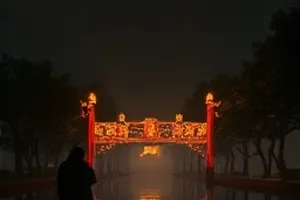 《静水之下》封面，平静水面下隐约可见的建筑轮廓