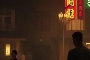 《第七个春天》封面，两个人在旧公寓楼道对视的午后光影