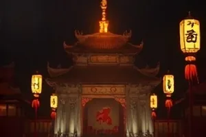 《晚八点的风》封面，傍晚街口路灯与飘动的窗帘
